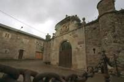 El palacio de los Condes de Luna en Riolago de Babia, lugar emblemático descrito por Guzmán Álvarez