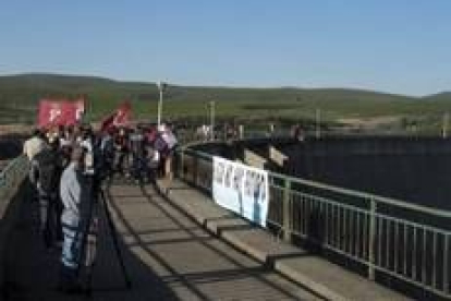 Tras la lectura de los comunicados los manifestantes se congregaron en la presa