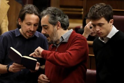 Raimundo Viejo charla con Pablo Iglesias e Íñigo Errejón en el hemiciclo el pasado miércoles.