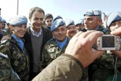 Zapatero se fotografió con los soldados, algunos de ellos de León