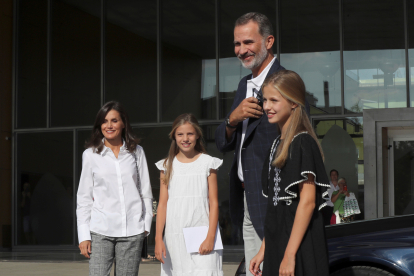Los reyes y sus hijas visitan a don Juan Carlos en el hospital