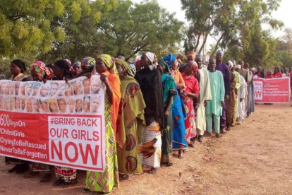 Miembros del movimiento de madres Bring Back Our Girls se manifiestan por la liberación de sus hijas, en Abuya (Nigeria), este jueves.