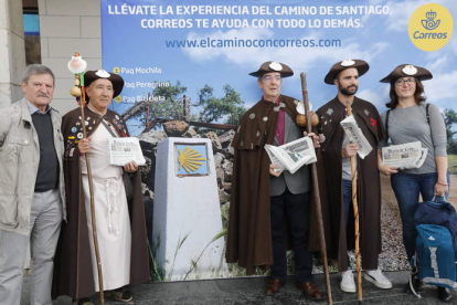 Correos participó en la iniciativa promocional en León con la Asociacion de Amigos del Camino. RAMIRO