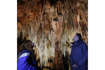 Dos visitantes contemplan la belleza de las formaciones geológicas de la Cueva. JESÚS F. SALVADORES