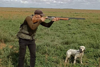 La temporada de caza menor arrancó el pasado 22 de octubre. En la foto Carlos Bravo con una de sus perras. DL