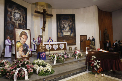 Funeral del hermano Tomás, celebrado ayer en la capilla del colegio Marista San José, donde pasó más de sesenta años. FERNANDO OTERO PERANDONES