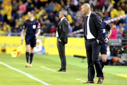 Zinedine Zidane, con Quique Setién al fondo, durante el partido Las Palmas-Real Madrid.