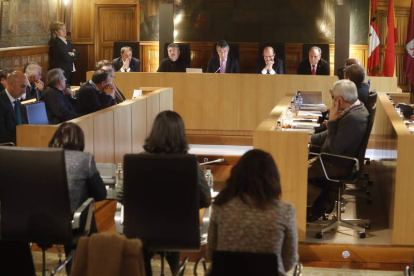 Un momento del Pleno para debatir el presupuesto 2018 celebrado ayer en la Diputación. RAMIRO
