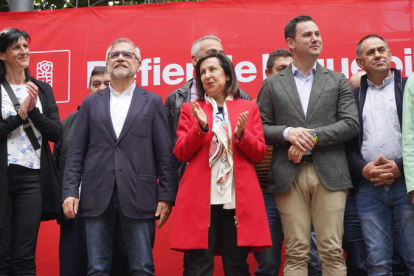 La ministra, entre el candidato de La Bañeza y el secretario provincial del PSOE. J. NOTARIO