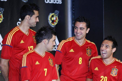 Los jugadores de la seleccion española de futbol, de izda a dcha, Alvaro Arbeloa, David Villa, Xavi Hernandez y Santiago Cazorla, durante la presentación de la nueva equipación de la selección.