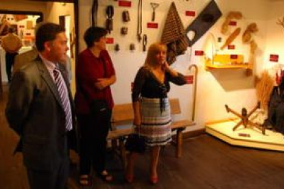 Isabel Carrasco contempla una de las salas del museo etnográfico de Lorenzana en presencia del alcal