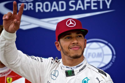 Hamilton hace el signo de la victoria tras vencer en el GP de Canadá. ANDRE PICHETTE