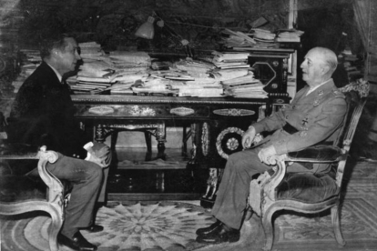 Juan Antonio Samaranch, conversando con Francisco Franco.