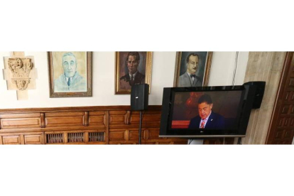 Una televisión retransmite en la galería del Palacio de los Guzmanes la toma de posesión de Martínez Barazón como presidente de la Diputación el 30 de mayo