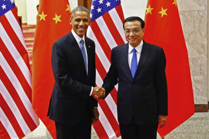 El presidente de EE UU, Barack Obama, estrecha la mano del primer ministro chino, Xi Keqiang.