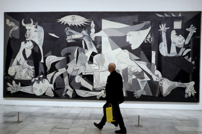 El ‘Guernica’ vuelve a ser icono del arte español en el Reina Sofía que reabre este sábado. CHEMA MOYA