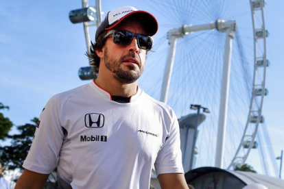 Alonso ayer en el paddock del GP de Singapur. AZUBEL