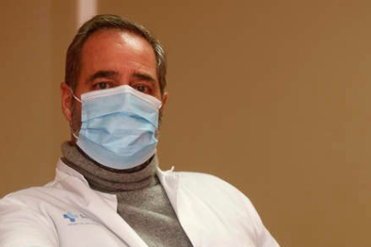 Alfonso Suárez, en su despacho en el Hospital de León el pasado miércoles. FERNANDO OTERO