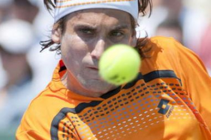 El alicantino David Ferrer devuelve la bola al indio Somdev Dewarman.