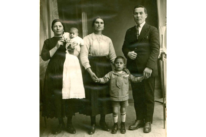 Familia de Zacos en 1928. El niño de 5 años es De Nora. DL