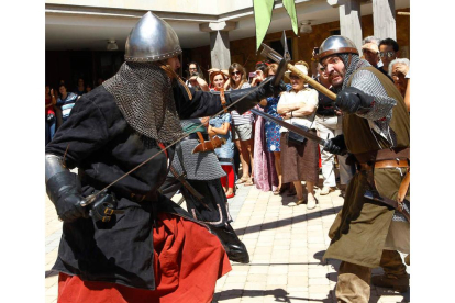 El mercado medieval abrirá sus puertas el sábado a partir de las 11.30. Las batallas en plena calle y el resto de actividades se sucederán durante todo el fin de semana.