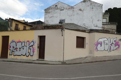 Así han dejado los grafiteros los muros reparados hace poco en la calle Tras la Cava. L. DE LA MATA