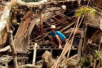 Pueblos enteros se encuentran sumergidos por las riadas y los cadáveres hinchados flotan sobre el agua y se acumulan en las raíces de los manglares. Las casas, destruidas.