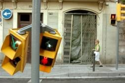 Un semáforo y un escaparate rotos por los okupas