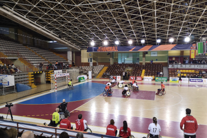 Un momento del partido de la selección española de balonmano en silla de ruedas en el Palacio de Deportes. P. R.