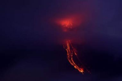 Volcán Tungurahua, en el centro de los Andes de Ecuador, cuya actividad disminuye.