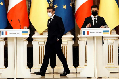 Macron con el presidente de Ucrania, Volodymyr Zelensky, durante su reunión en Kiev. THIBAULT CAMUS