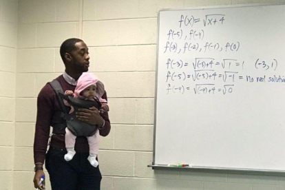 Imagen del profesor con el bebé, en plena clase.