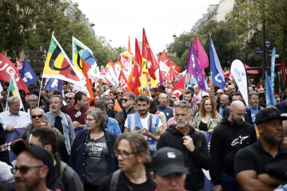 Manifestación de los sindicatos europeos contra la austeridad, este viernes en París. YOAN VALAT