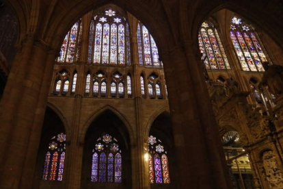 Vista interior de la Catedral de León con un gran detalle de sus vidrieras. El simposio reserva una visita al Panteón Episcopal. MARCIANO PÉREZ