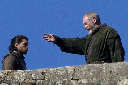 Los actores Kit Harington, como Jon Nieve,  y Liam Cunningham, Lord Davos Seaworth  en el rodaje de 'Juego de tronos' en San Juan de Gaztelugatxe.