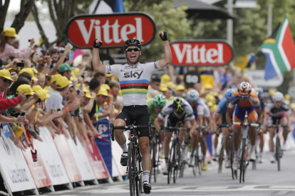 Cavendish, del equipo Sky, celebra su victoria en la décimo octava etapa del Tour .