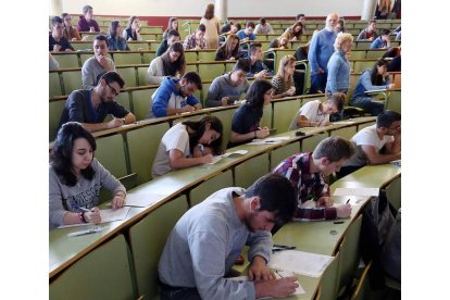 Estudiantes de León durante los exámenes de selectividad.