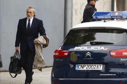 Francisco Correa llega a las instalaciones donde se juzga el caso Gürtel.