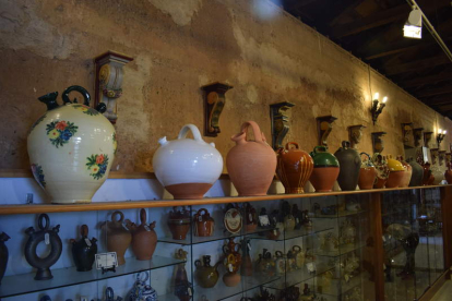 Dos imágenes de la colección del Museo del Botijo de Toral de los Guzmanes en las que se aprecia la rica variedad en formas y decoraciones de las piezas expuestas. DL