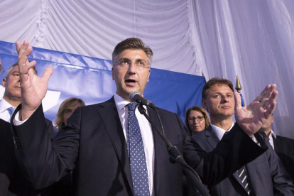 El líder de la Unión Democrática Croata, Andrej Plenkovic, celebra su victoria.
