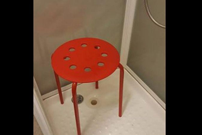 El taburete rojo de Ikea, concretamente el modelo 'MARIUS'.