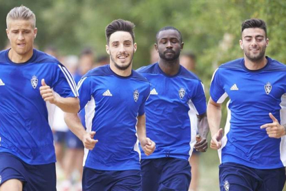Isaac Carcelén, el segundo por la izquierda, negocia sus pase a la Cultural y Deportiva Leonesa procedente del Real Zaragoza. BESOCCER