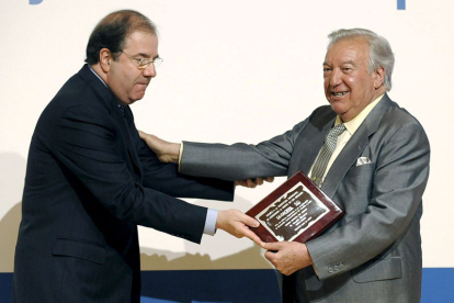 El que fue presidente de la Junta de Castilla y León, Juan Vicente Herrera, entrega el premio especial a la trayectoria empresarial concedido por el diario 