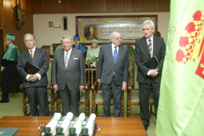 En el vigésimo quinto aniversario de la Universidad de León,  junto a Antonio del Valle (presidente de la Hullera Vasco-Leonesa), Antonio Fernández (responsable del Grupo Modelo) y el periodista Luis del Olmo. NORBERTO