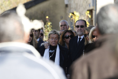 María José Alvarez, presidenta del grupo Eulen, junto a su hermano Jesús David en el entierro de su padre, en Crémenes. JESÚS F. SALVADORES