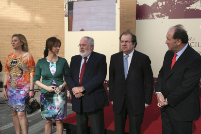 Pilar del Olmo, Silvia Clemente, Miguel Arias Cañete, Juan Vicente Herrera y Pablo Álvarez, durante la inauguración de la bodega. DL