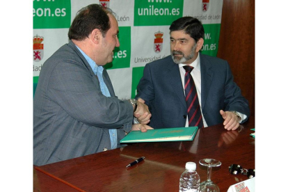 Junto al rector de la Universidad de León, Ángel Penas, durante la firma de un convenio de colaboración para la mejora de la calidad de los vinos. DL