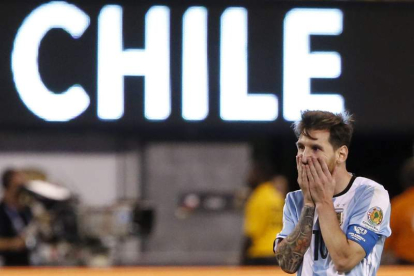 Messi no puede ocultar su decepción tras llegar a la prórroga y sufrir una nueva derrota ante Chile en la final de la Copa América. SZENES