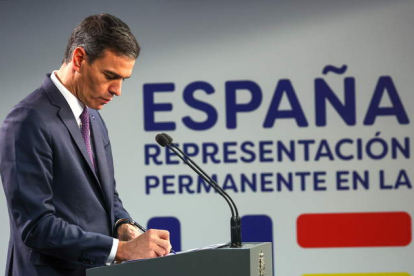 Pedro Sánchez, ayer, en la rueda de prensa tras su reunión en Bruselas. OLIVIER HOSLET