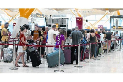 Colas en los mostradores de facturación del aeropuerto de Madrid-Barajas, ayer por la mañana.